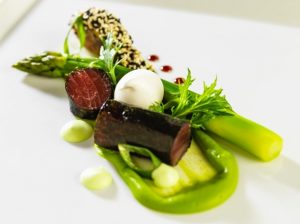 Thon rouge et foie gras Chlorophylle de petits pois et gingembre sésame torréfié et asperges vertes